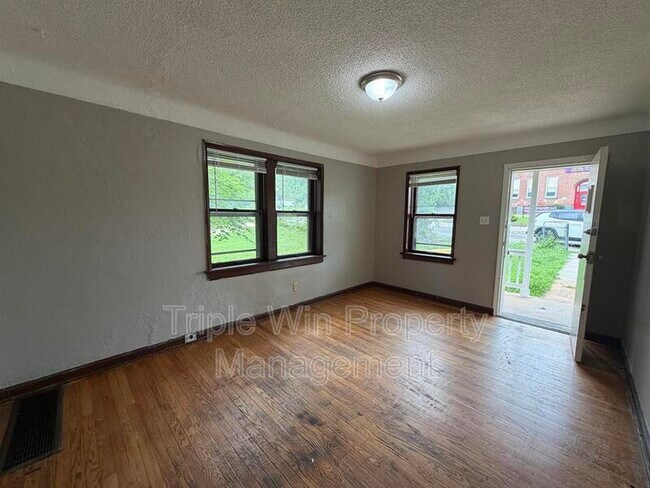 Building Photo - 8126 Albin Ave