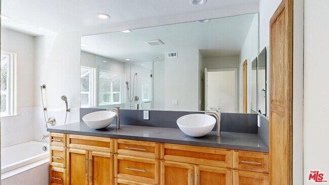 Building Photo - 7814 Woodhall Ave