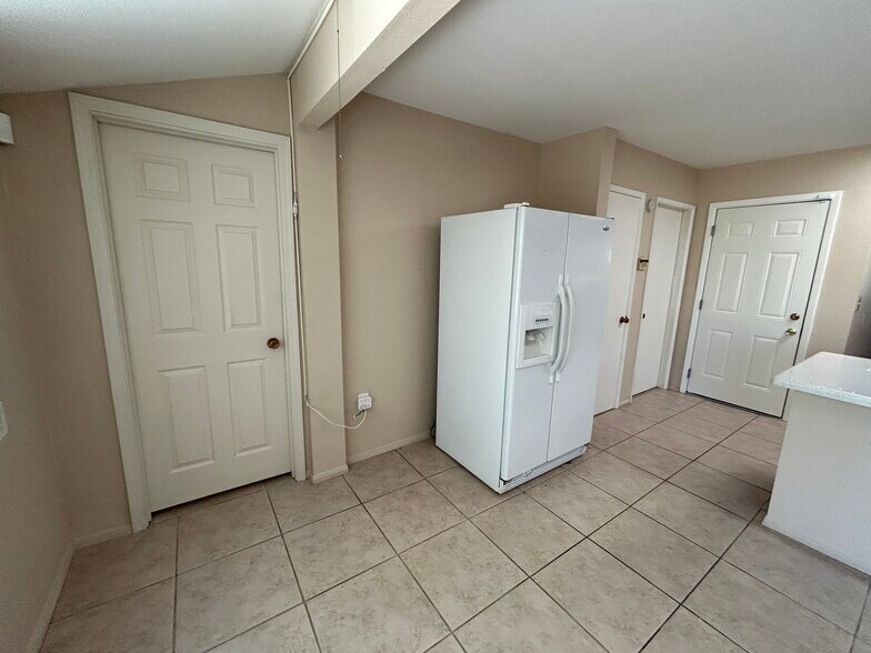 Building Photo - 10615 W Cheryl Dr
