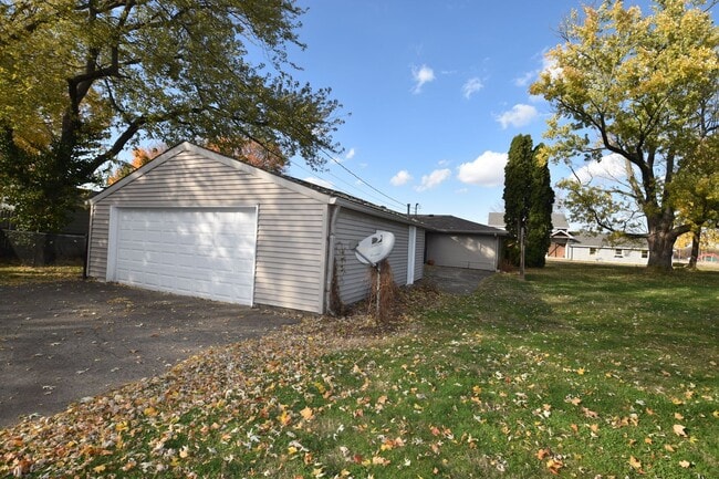 Building Photo - 2-3 bedroom Home in Greenfield with Garage.
