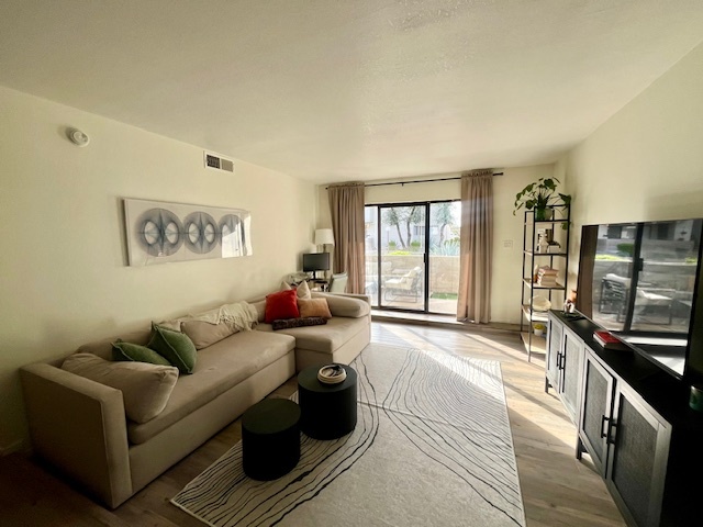 Spacious living room - 6480 N 82nd St