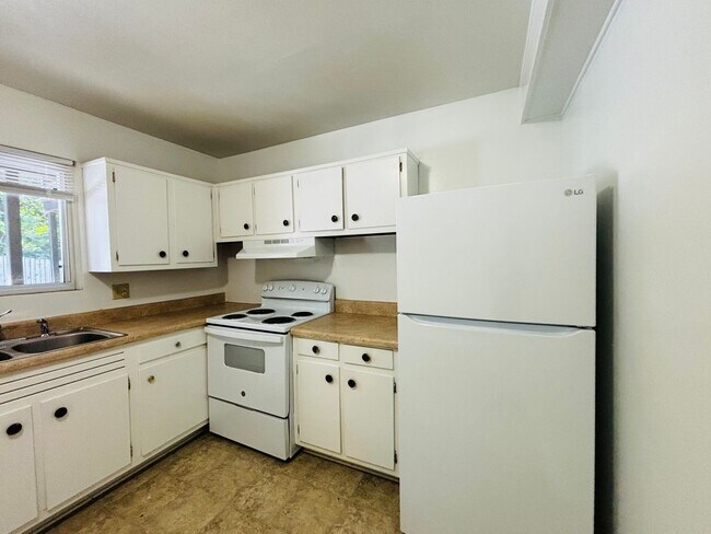 Building Photo - 2 Bedroom, 1 Bath Apartment