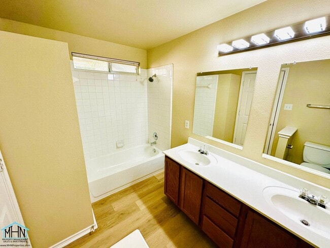 Building Photo - Big & Beautiful 5 bed/3.5 bath 2 Story home that's conveniently located to Randolph AFB