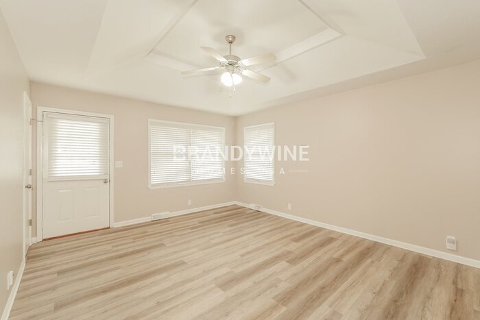 Building Photo - 402 Maple Ave