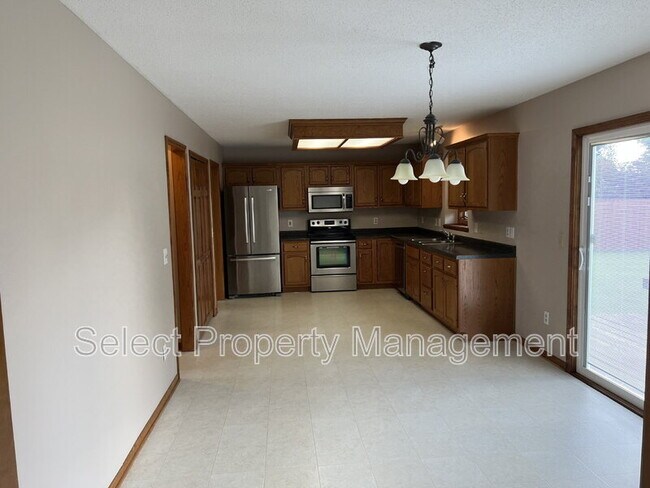 Building Photo - 3120 Pinoak Ct
