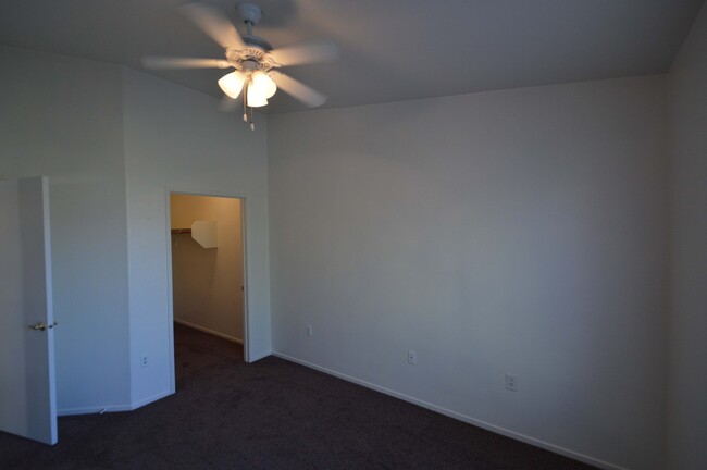 Building Photo - 2nd Floor Condo in a Gated Northeast Commu...