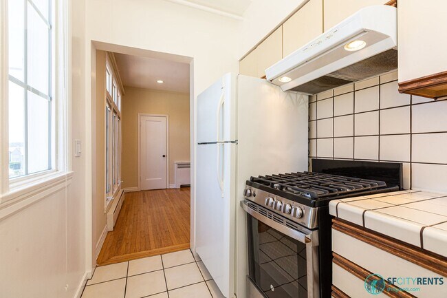 Building Photo - Lone Mountain: Bright Junior 1 Bed w/ Slee...