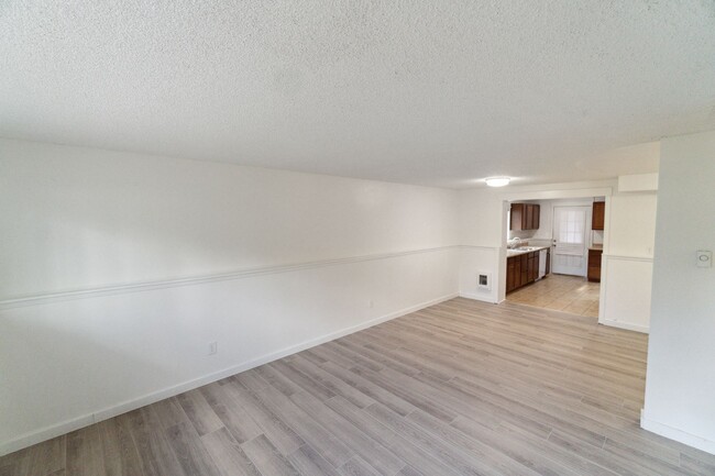 Building Photo - 4 Bed 2 Bath Duplex in Spokane Valley!!