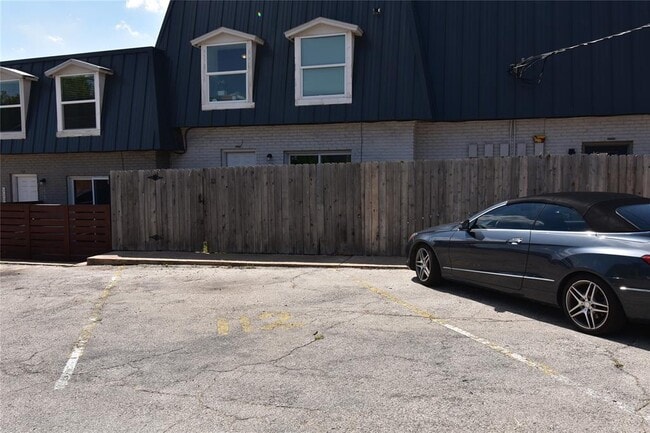 Building Photo - 300 E Croslin St