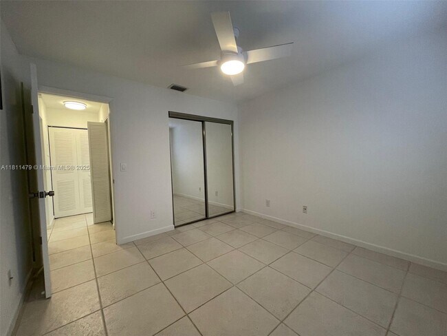 Building Photo - 449 Lakeview Dr