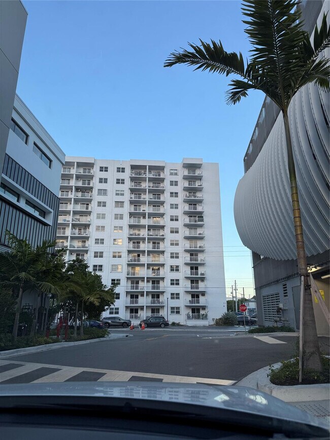 Building Photo - 200 S Birch Rd