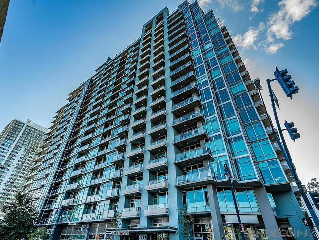 Building Photo - Beautiful Furnished Luxury Downtown Condo ...