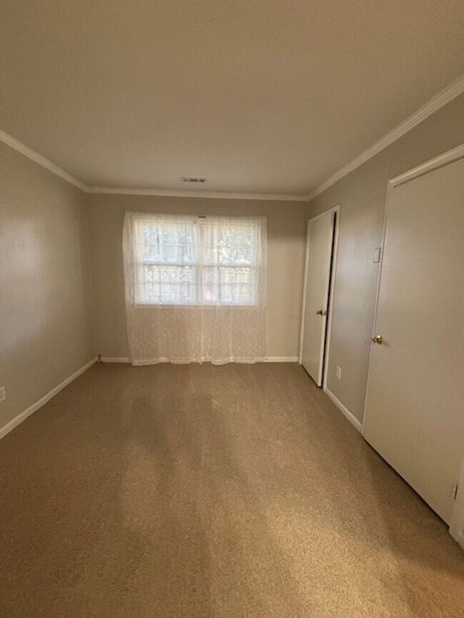 Building Photo - Windsor Oaks West