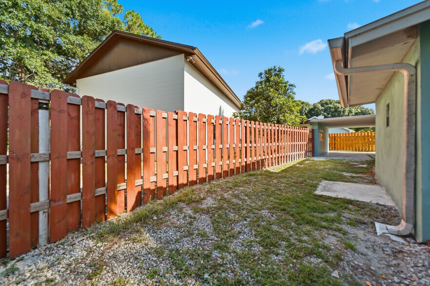 Building Photo - 365 Blue Heron Rd