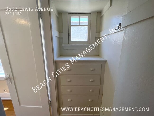 Building Photo - 3592 Lewis Ave