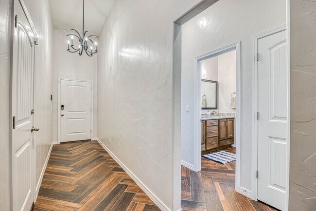 Building Photo - Eastside area for Short or Long Term Rental(Completely Furnished) Beautiful 4 bed/2 baths