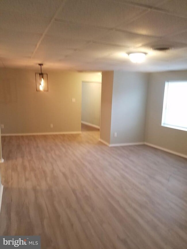 Building Photo - 215 S Pavilion Ave