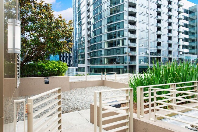 Building Photo - Bright Corner 1Bed/1Bath Condo in the Heart of Downtown Seattle!