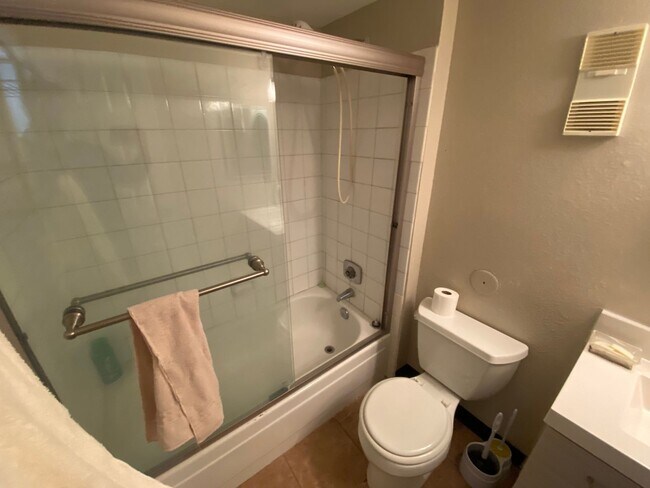 Building Photo - Spacious Aurora Condo