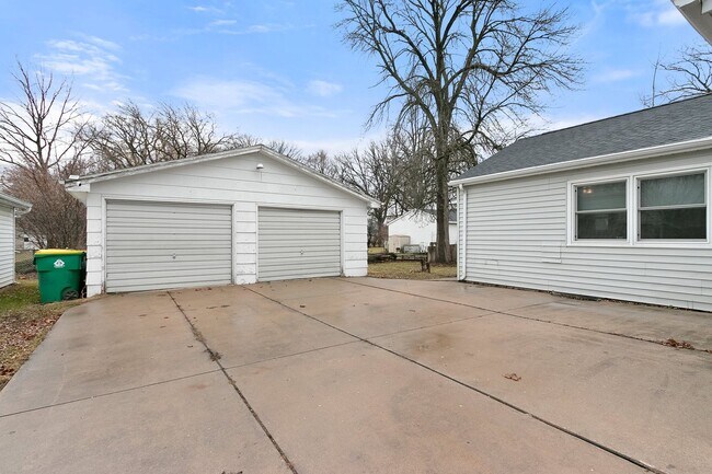 Building Photo - 1000 Hickory Hill Dr