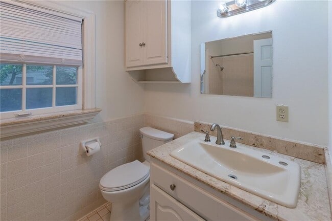 Building Photo - 2404 Schulle Ave