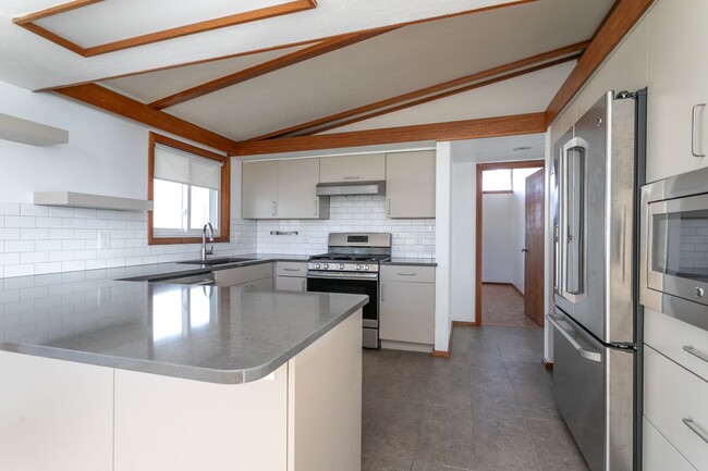 Building Photo - Cute Mid Century Modern Home in Central Co...