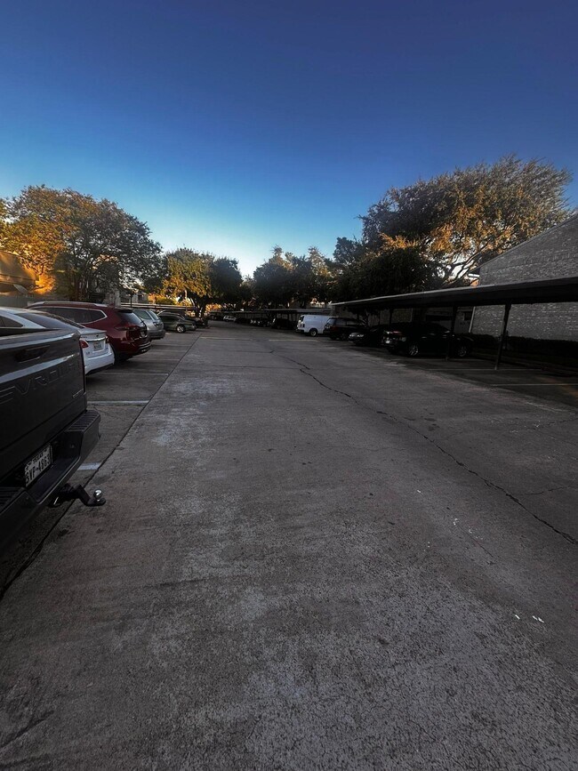 Building Photo - 9700 Leawood Blvd