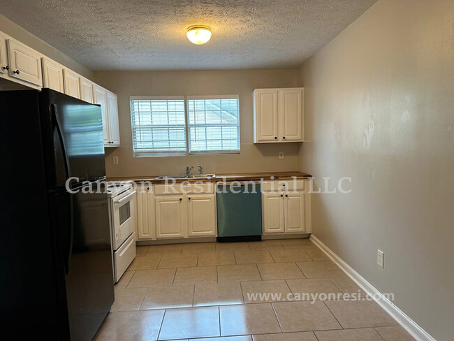 Building Photo - Beautiful 3b Room! Move in ready!