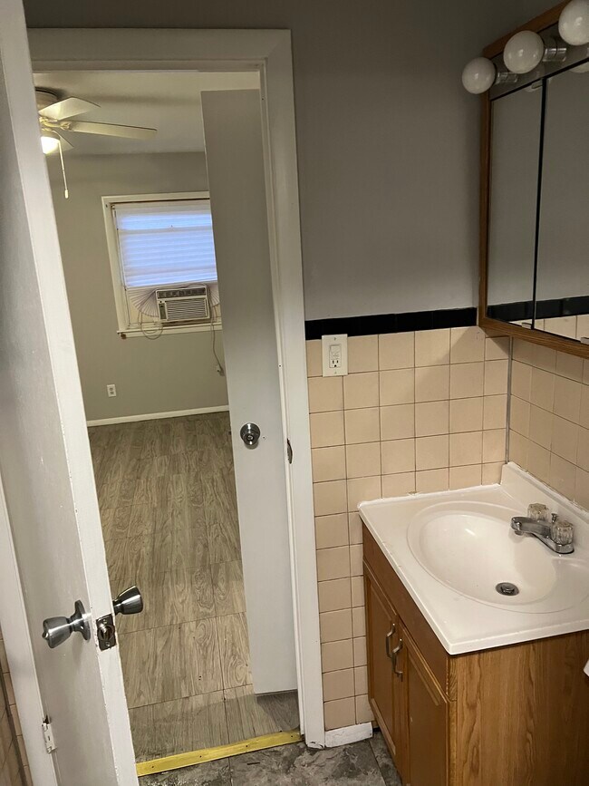 Washroom 2 - 505 W 53rd Ave