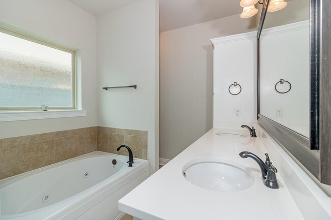 Building Photo - 405 Claystone Rd