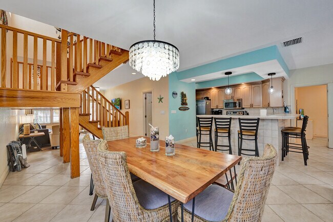 Building Photo - 220 Pine Ave