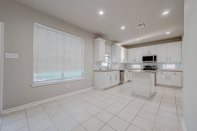 Building Photo - 24043 River Pl Dr