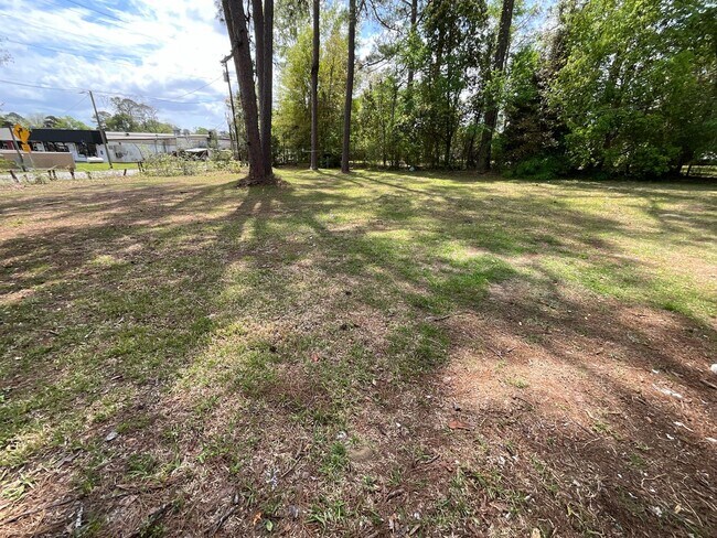 Building Photo - Cozy 1/1 Cottage at Hill Loop in Bonifay with Water/Sewer, Garbage, and Lawn Maintenance Included!
