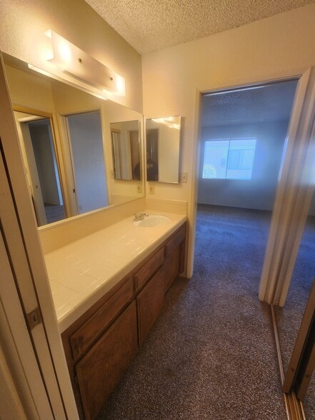 Building Photo - 5913 Auburn Oaks Dr