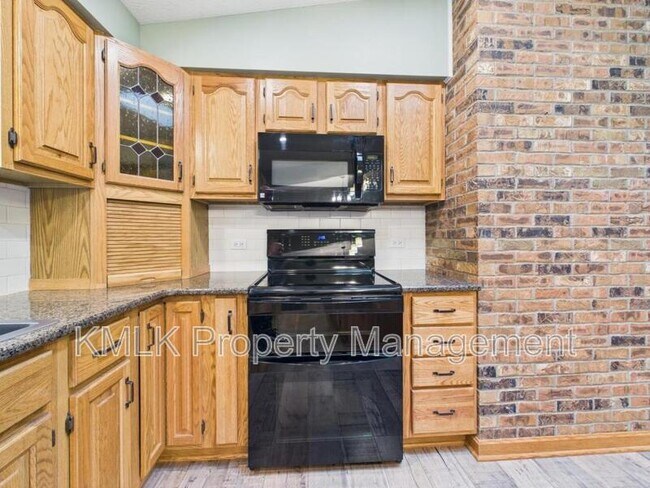 Building Photo - 874 Pleasant St