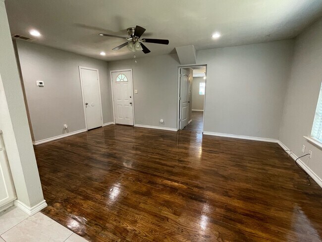 Building Photo - 613 S Andrews Ave