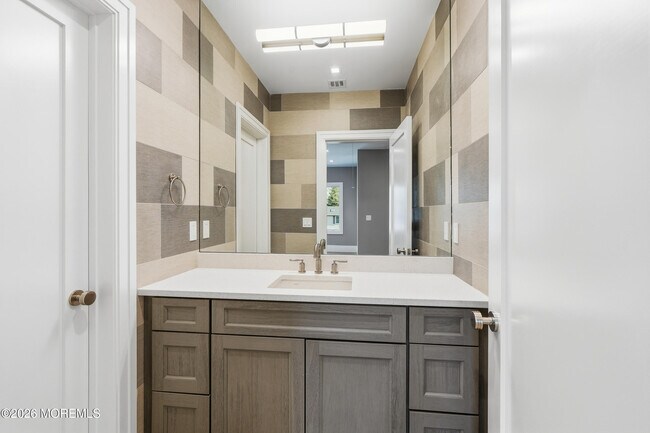 Building Photo - 84 Cooper Ave