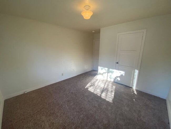 Building Photo - Cozy Monterey Home!