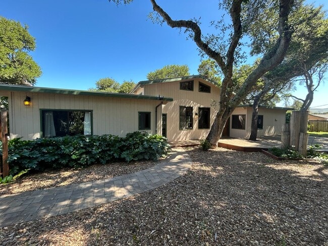 Building Photo - 3BR/ 2BA CARMEL VALLEY RETREAT