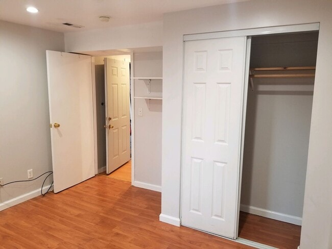 Building Photo - Remodeled 1BR/1BA garden apartment in Cent...