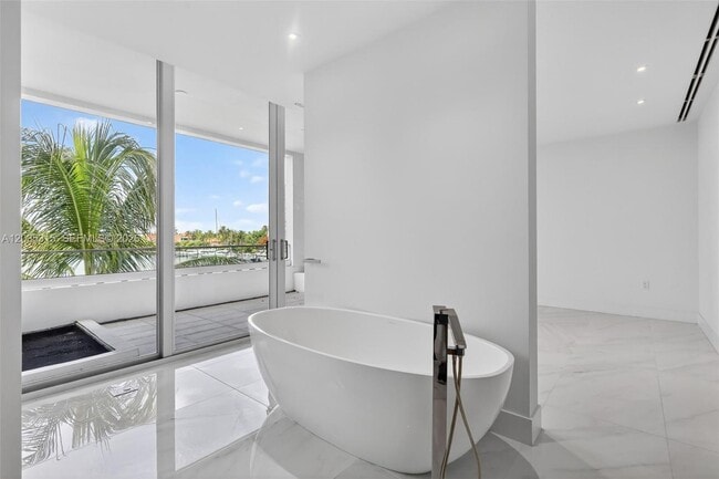 Building Photo - 3750 Yacht Club Dr