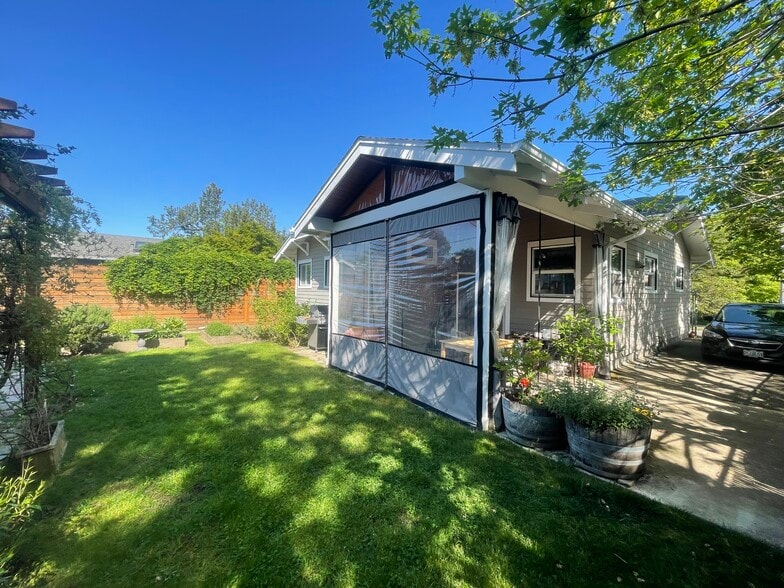 Enclosed patio, gas grill and gardens - 824 N Killingsworth Ct