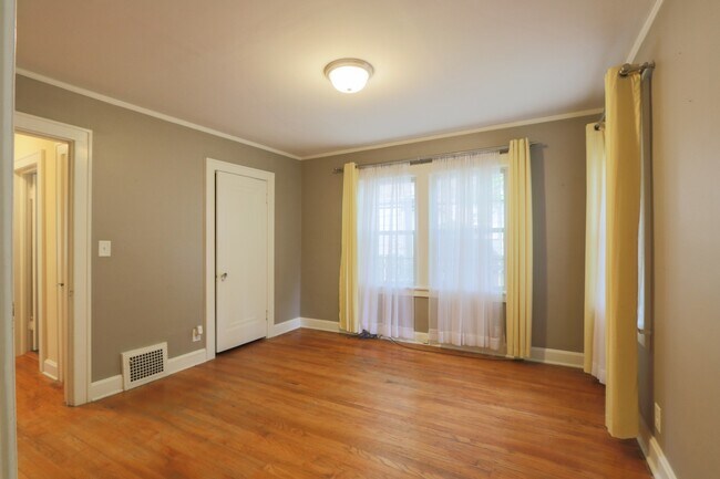 Building Photo - Spacious & Updated in Brookside! ALL appliances included!