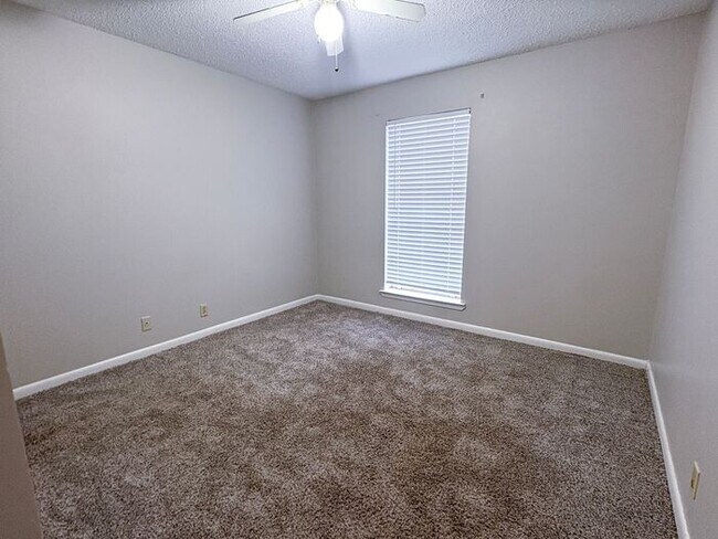 Building Photo - 3 Bed 2 Bath Apartment in Central Tyler! F...