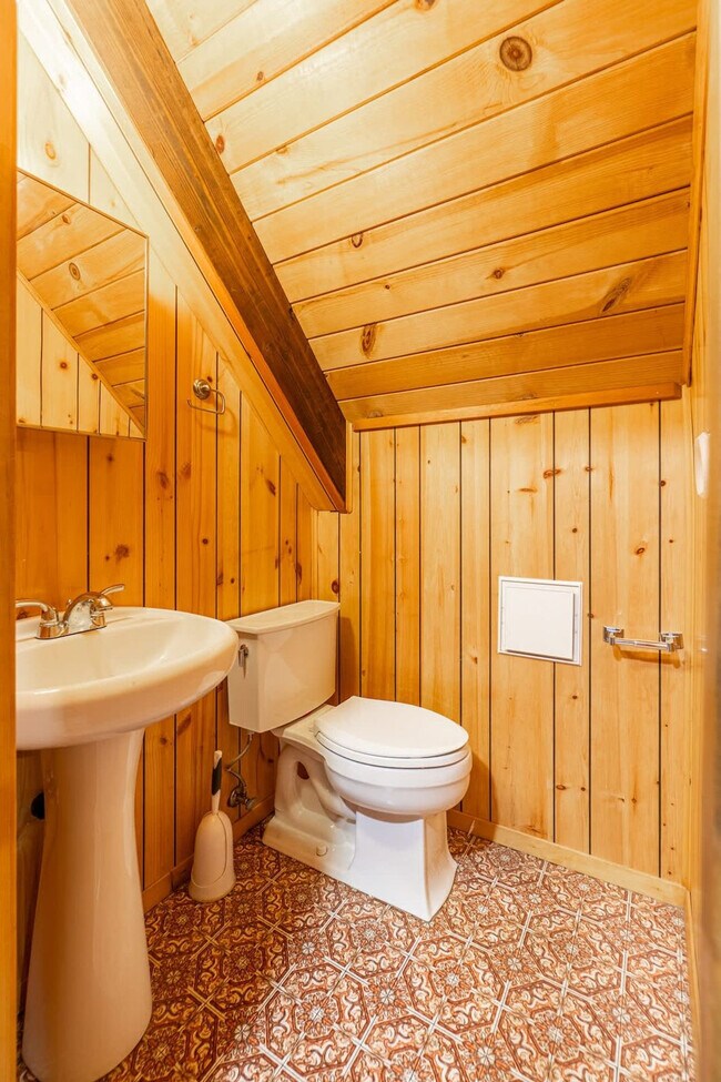 Building Photo - 300 Tomahawk Ave