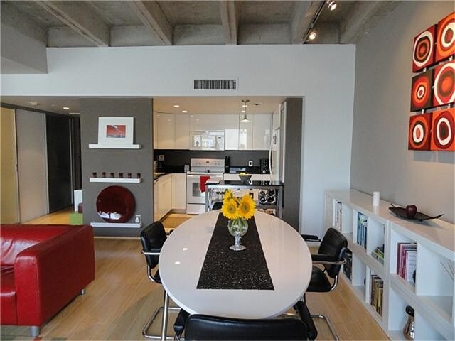 Building Photo - 2016 Main St