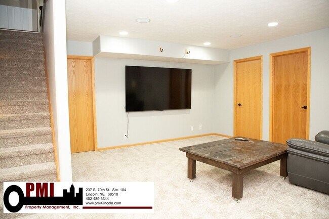 Building Photo - 4 Bedroom and 3 bathroom Fully Furnished