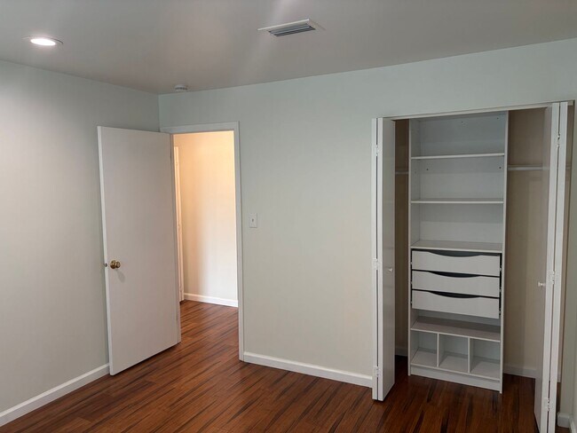 Building Photo - Well Maintained 2nd Floor Condo Now Available in Northridge Estates