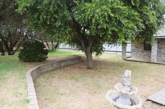 Building Photo - Country setting... on 2.69 acres!