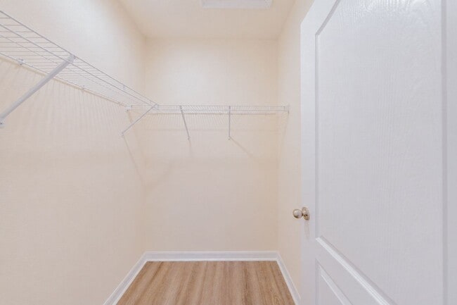 Building Photo - Like-New End-Unit 3 Bedroom Townhome